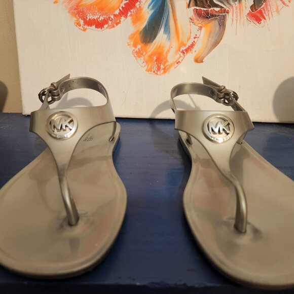 Wmn 6M MICHAEL KORS silver|gray pvc  jelly flat thong ankle strap|buckle sandal - Picture 5 of 9